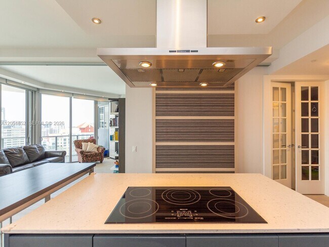 Building Photo - 1300 Brickell Bay Dr
