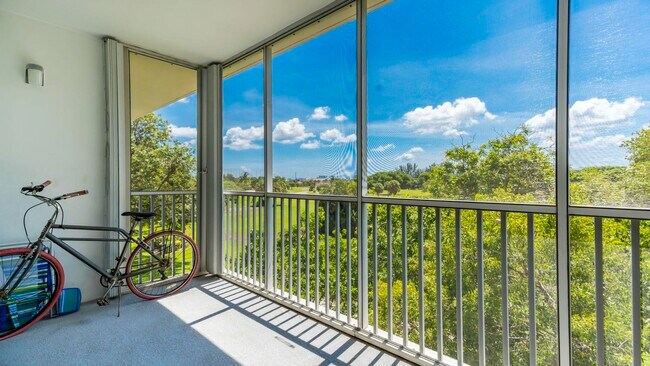 Building Photo - 2800 N Palm Aire Dr