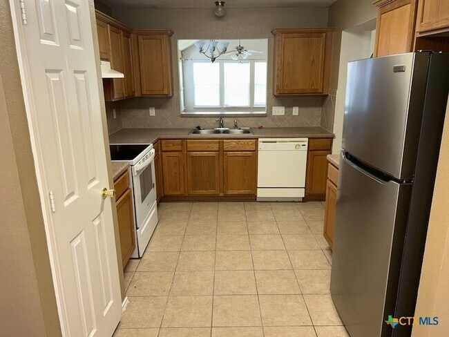 Building Photo - 4402 Golden Gate Dr