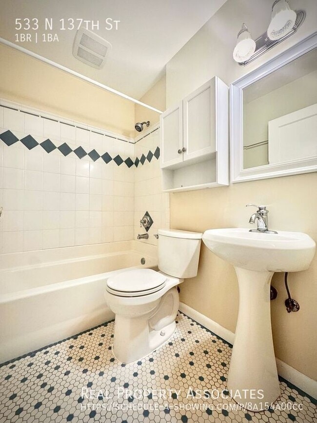 Building Photo - 533 N 137th St