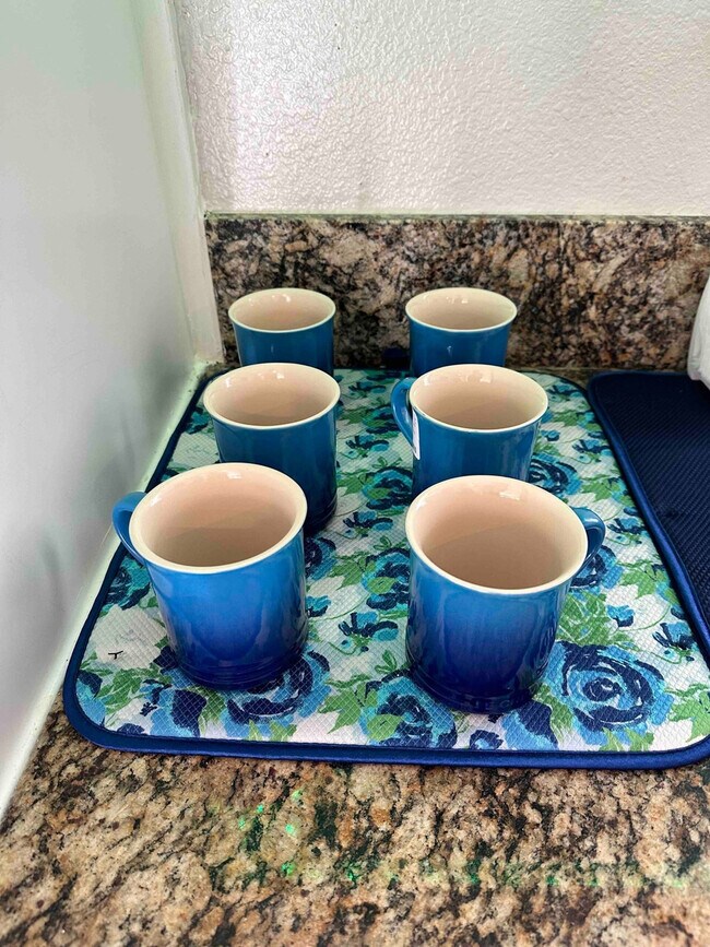 Building Photo - 660 Sunnyside Ave