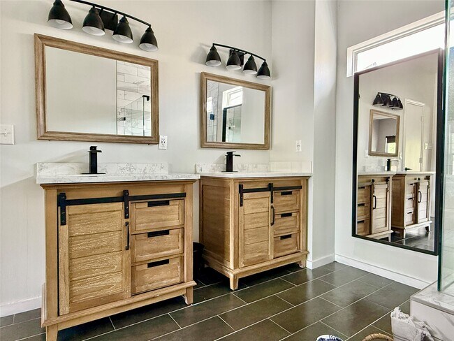 Building Photo - 608 W Drew St