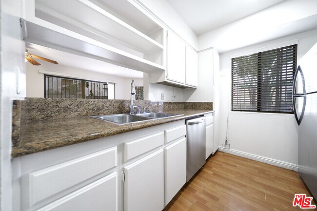 Building Photo - 1425 W 12th St