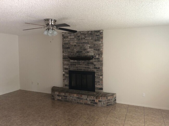 Building Photo - 3 bedroom 2 Bathroom
