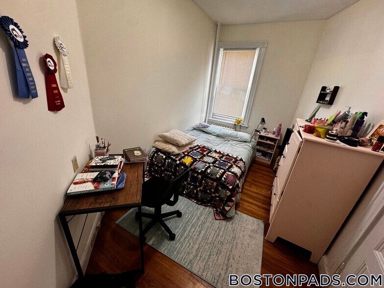 Building Photo - 75 Elmira St