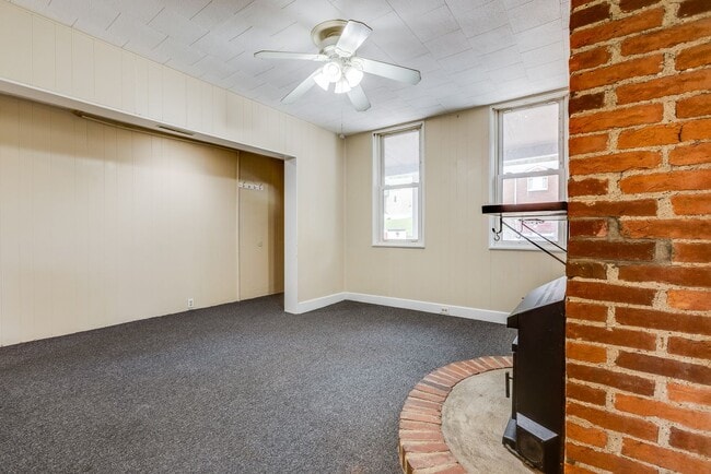 Building Photo - 236 Plymouth St