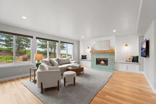 Building Photo - Stunning Fully Furnished Rental in Golden,...