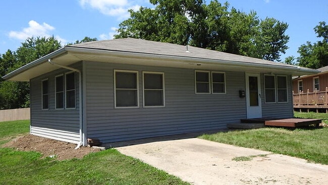 Building Photo - 4 bed 2 bath for Rent in Roeland Park, KS