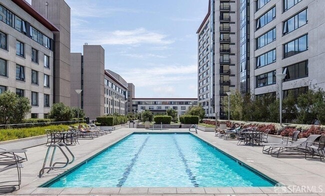 Building Photo - 260 King St