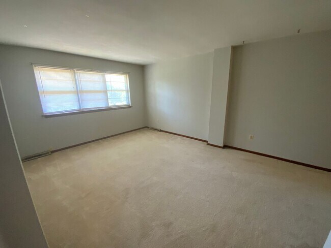 Building Photo - 4208-4210 Rollins Rd