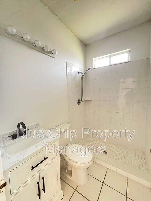 Building Photo - 1923 Bridgeview Cir