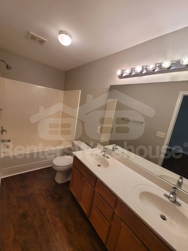 Building Photo - Cozy townhouse in convenient location!