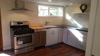 Building Photo - 3041 SW Flower Ter