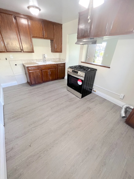 Building Photo - 831 S Oaks Ave