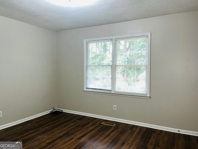 Building Photo - 606 Elm St