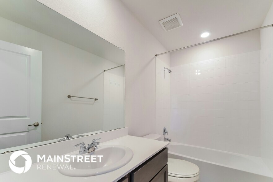 Building Photo - 824 English Dr