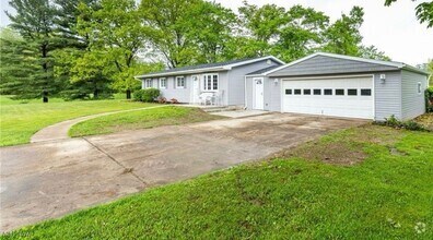 Building Photo - 794 Robinhood Dr