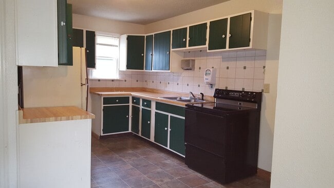Building Photo - 2 Bedroom House