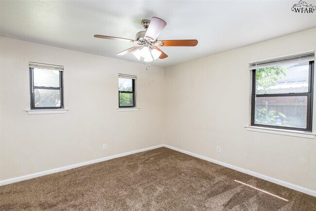 Building Photo - 4004 Hooper Dr