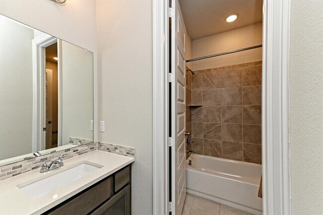 Building Photo - 208 Rocky View Ln