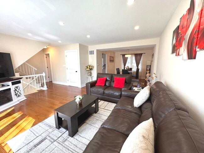 Building Photo - 2210 Clifton Pl