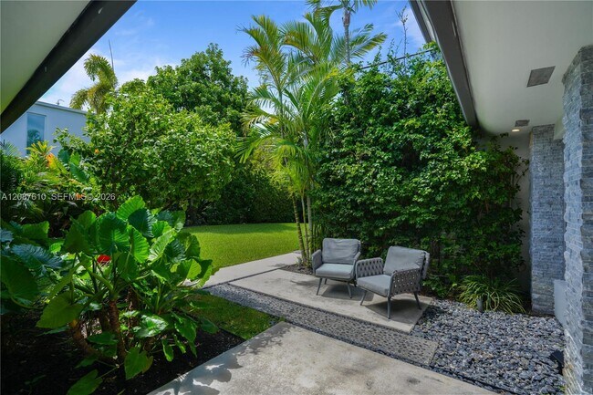 Building Photo - 9301 N Bayshore Dr
