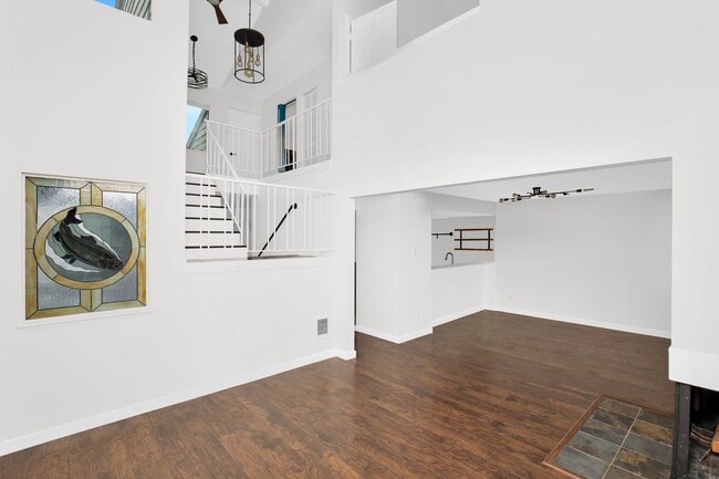 Building Photo - 2 Bedroom Plus Bonus Room in the Heart of Bellevue