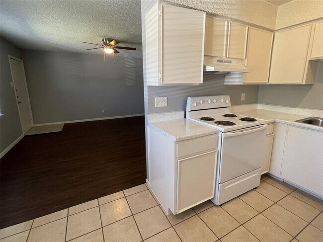 Building Photo - 2700 Sunny Ln