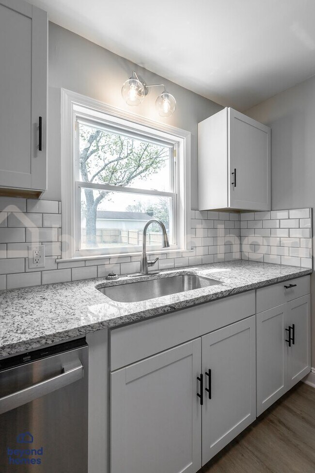 Building Photo - Beautiful and Newly Renovated 3 bedroom / ...