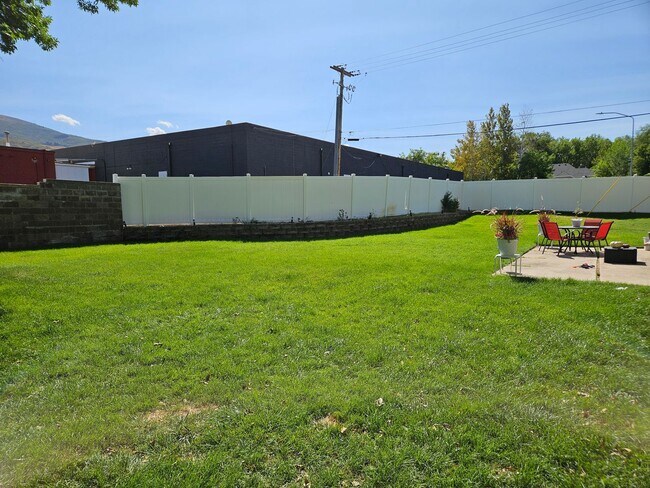 Building Photo - 330 900 N