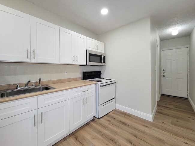 Building Photo - 711 Ave A Ave