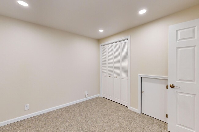 Building Photo - **APPROVED APPLICANTS**  Eastside Ground L...
