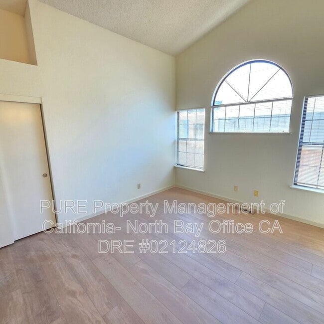 Building Photo - 869 Maria Dr