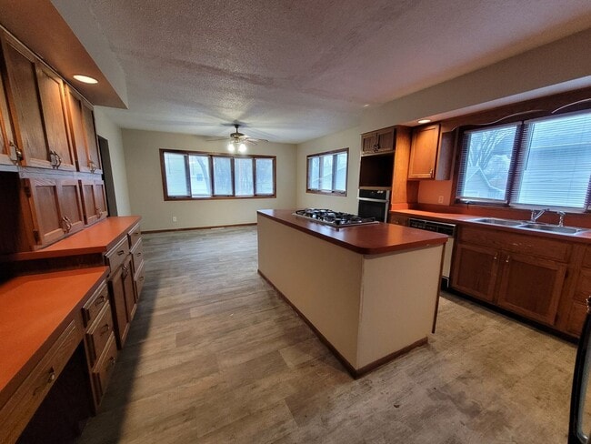 Building Photo - Don't miss this spacious kitchen!