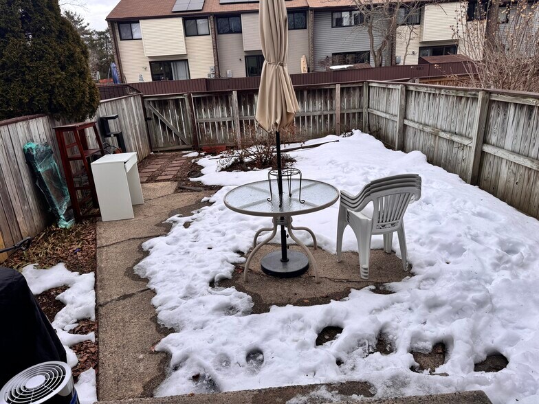 Building Photo - 489 Madison Dr