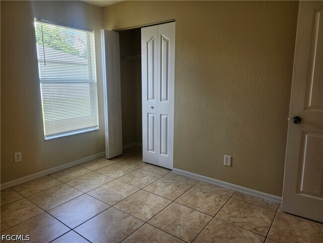 Building Photo - 415 NE 25th Ave