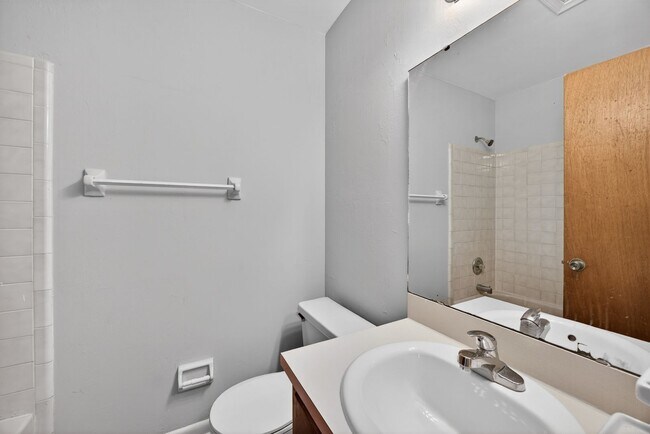 Building Photo - Nice family home!