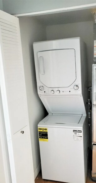 Building Photo - 1640 W Pratt Blvd