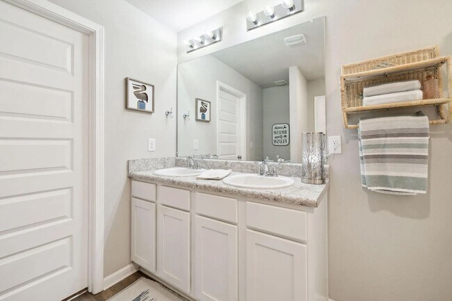Building Photo - Beautiful home in a quiet neighborhood loc...