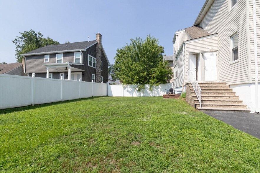 Building Photo - 563 Spruce Ave