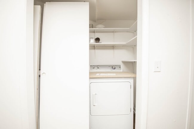 Building Photo - 3051 Dow Dr