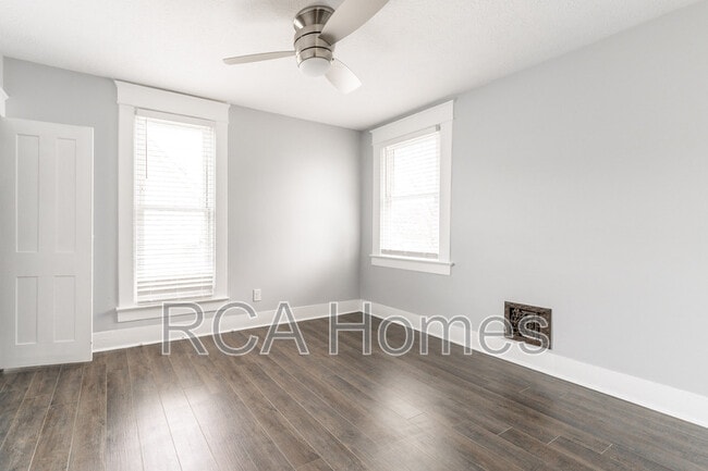 Building Photo - 1211 E Hanna Ave