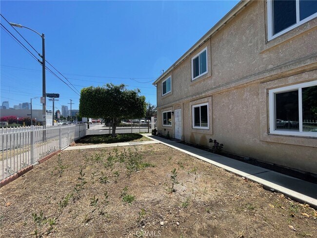 Building Photo - 1332 W 20th St