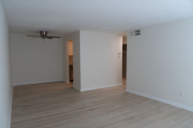 Building Photo - Newly Renovated 2 Bedroom Apartment