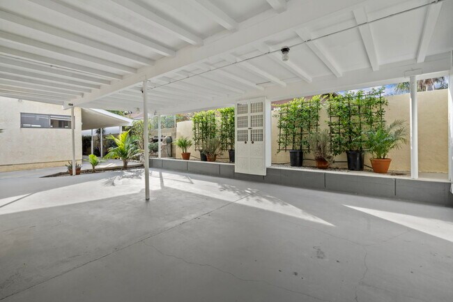 Building Photo - 1322 W 3rd St