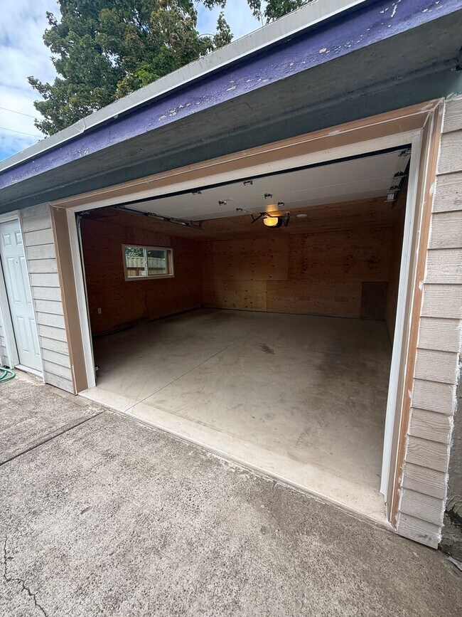 Building Photo - Beautiful Remodel to this Charming Portland Cottage near Division!