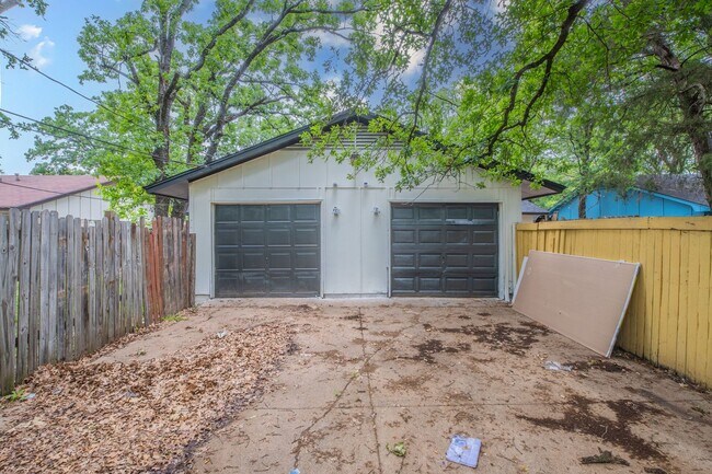 Building Photo - Remodeled 2BR Home w/ Fenced Yard – Only $1395