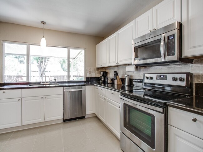 Building Photo - 901 Goodwin Dr