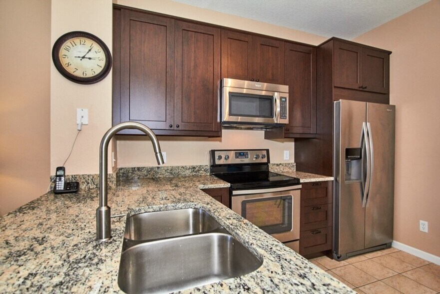 Building Photo - 2330 Silver Palm Dr