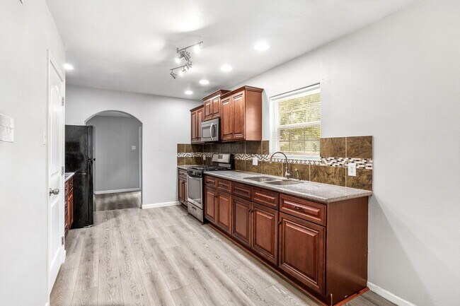 Building Photo - 1336 W Ridgewood Ct